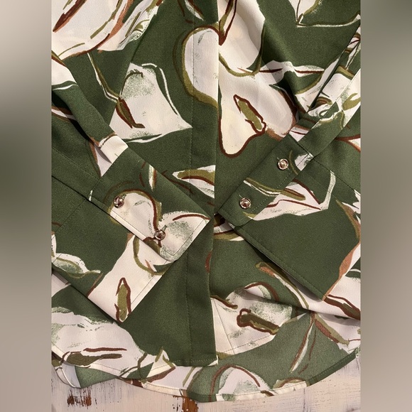 NEW! NWT! Zara Women’s Olive and Cream Leaf Print Shirt, Size Medium! - Picture 5 of 7